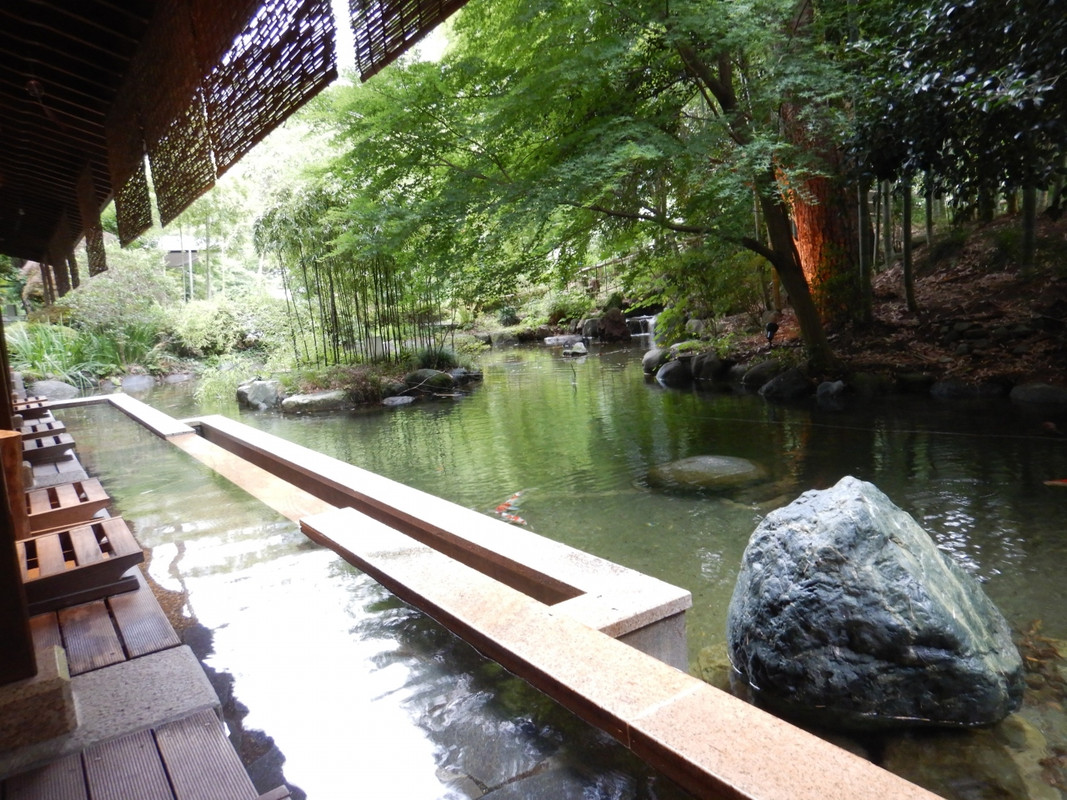 水のラウンジの外に足湯エリアがあります