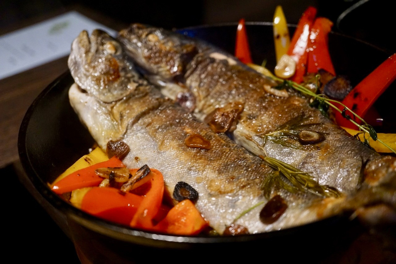 「おこもり 山女魚」 料理 72717268 山女魚の香草焼：獲れたての山女魚をローズマリーなどのハーブとともにスキレットに閉じ込め焼き上げます。