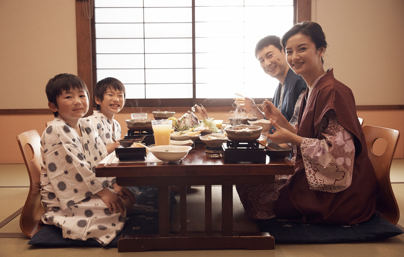 旅館で食事をする家族