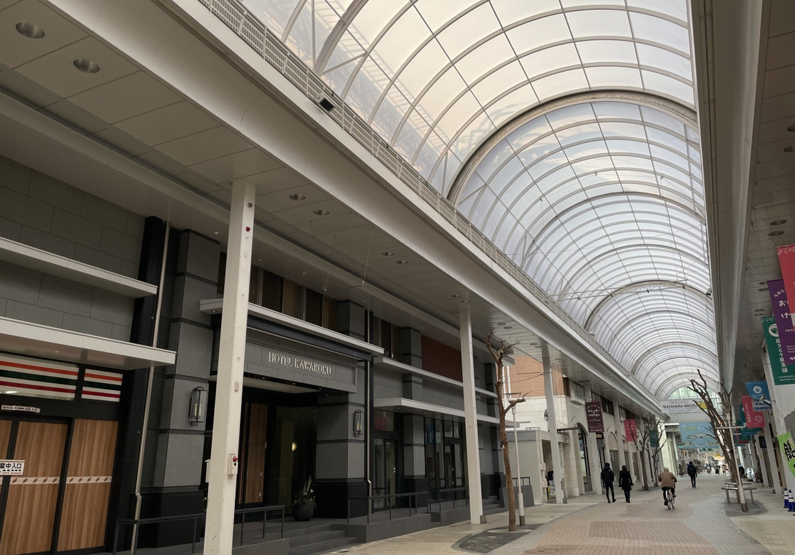 アーケードに面したエントランス