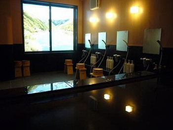 生薬入りのお湯と迫力ある四万十川が自慢の大浴場3395681