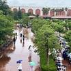 OPEN前に雨の中並ぶ