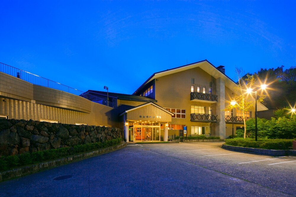 施設の正面 (日没後)