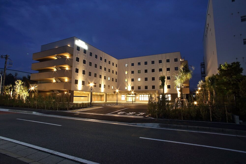 施設の正面 (日没後)