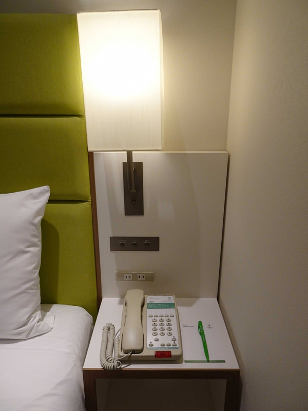 ベッド脇のスイッチ類