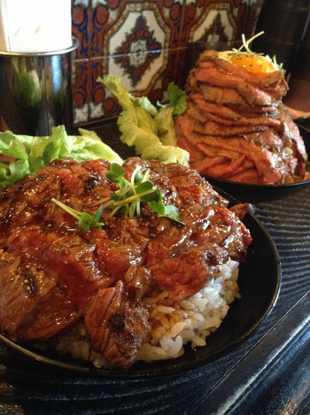 ライスとの相性抜群！肉汁あふれる贅沢丼を食べよう！699220