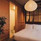 HOTEL K5（東京都 シティホテル）：広さ21㎡、リーズナブルでコンパクトな客室。コンパクトながら、きちんとK5の洗練された雰囲気を感じられる大人の空間。オリジナルデスクもあり、ワーケーション利用にも◎
●おすすめのシーン／気分転換したい一人旅、リーズナブルな女子旅、ワーケーション / 3