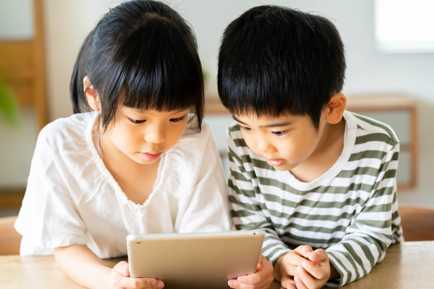 兄弟　タブレット　仲良し　女の子　男の子