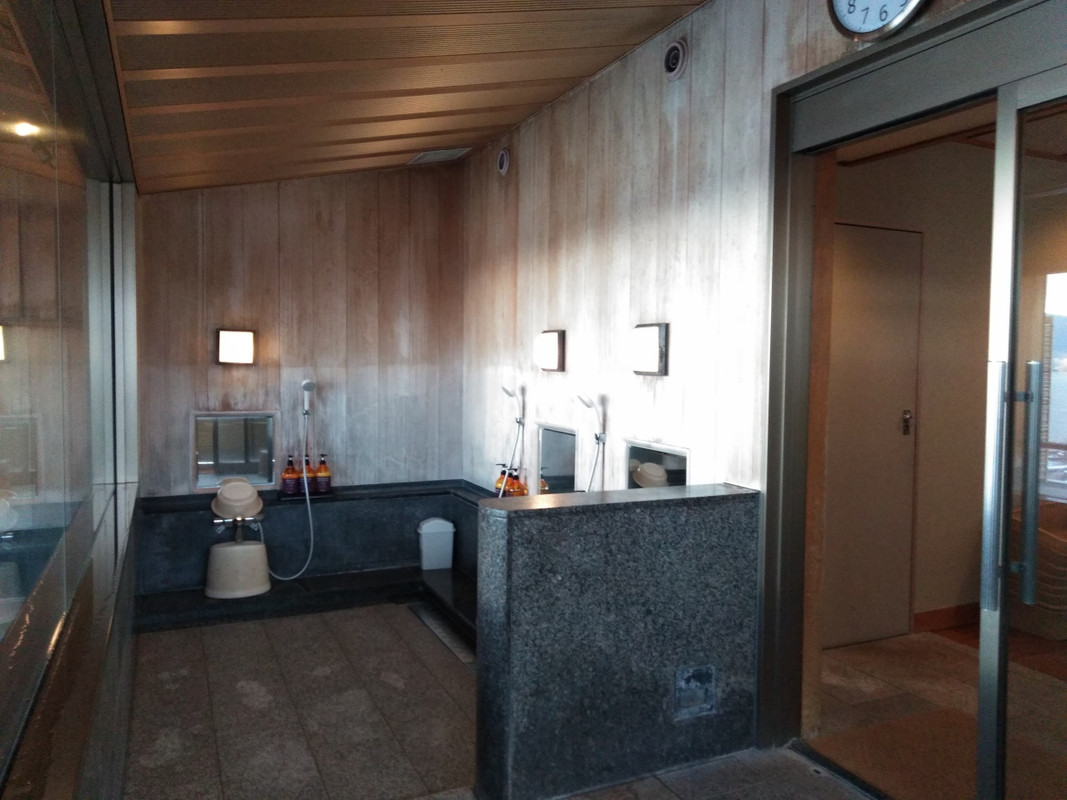 展望風呂。右が脱衣場、左が露天風呂です。