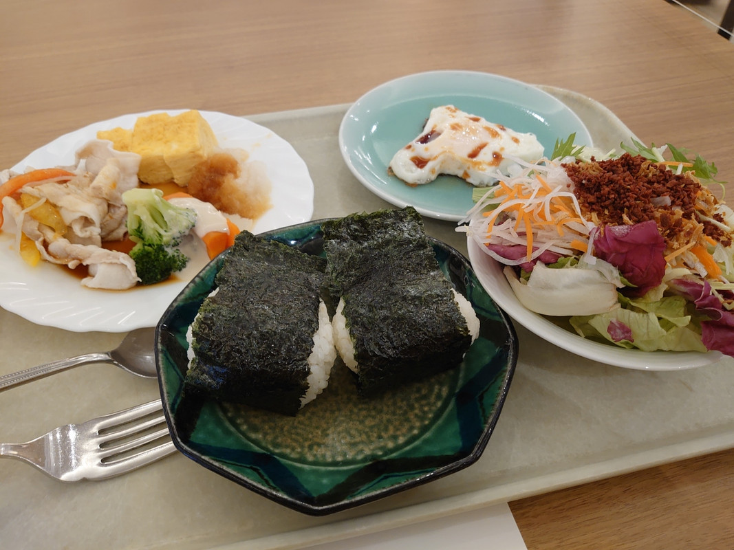 朝食バイキングです。やっぱり野菜はもりもり食べなきゃ！