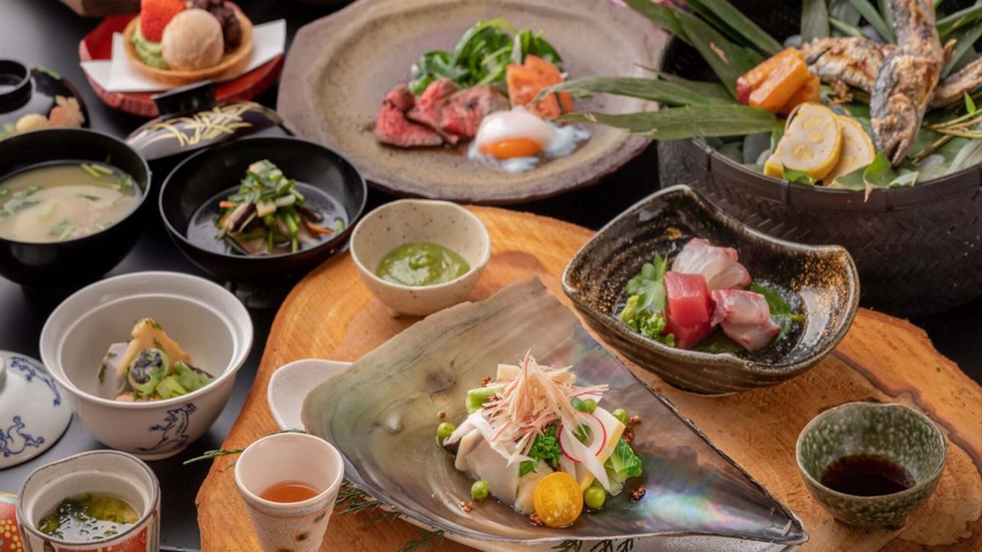 菊池渓谷を流れる川のせせらぎの耳を澄ませる3654773