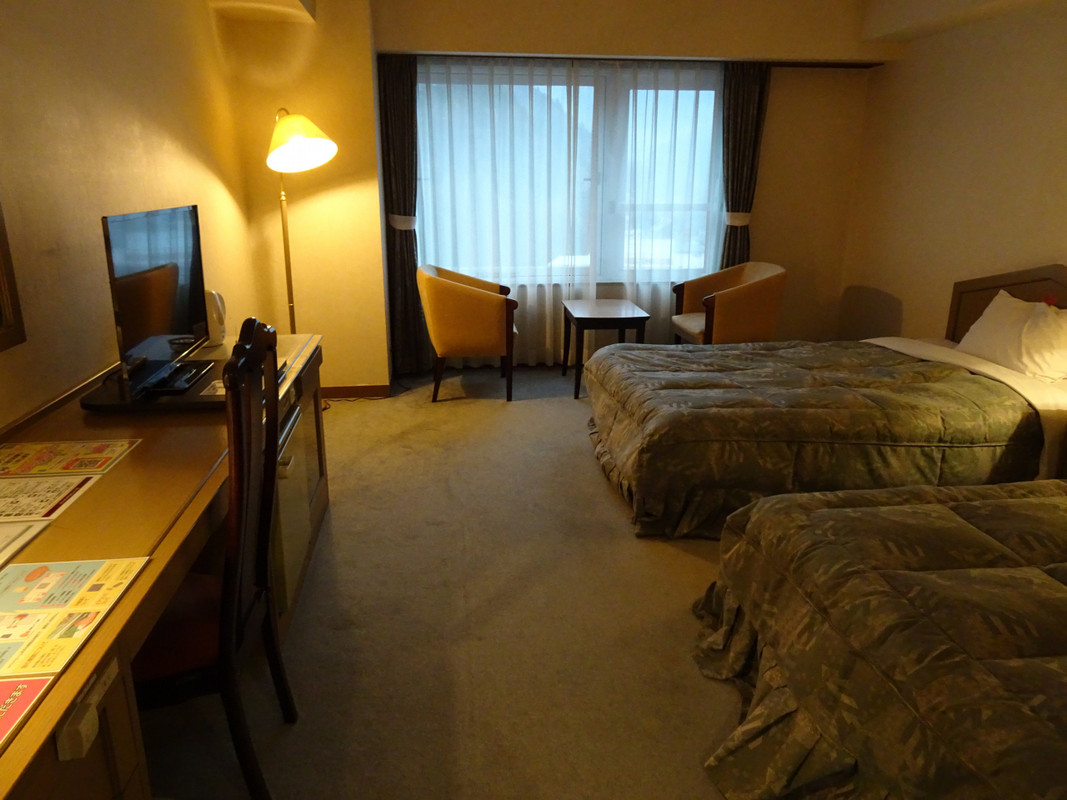 天井照明がなく、部屋の灯りは暗かった