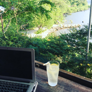 滋賀にあるカフェ、シャーレで仕事中。最高のロケーションでリモートワークです