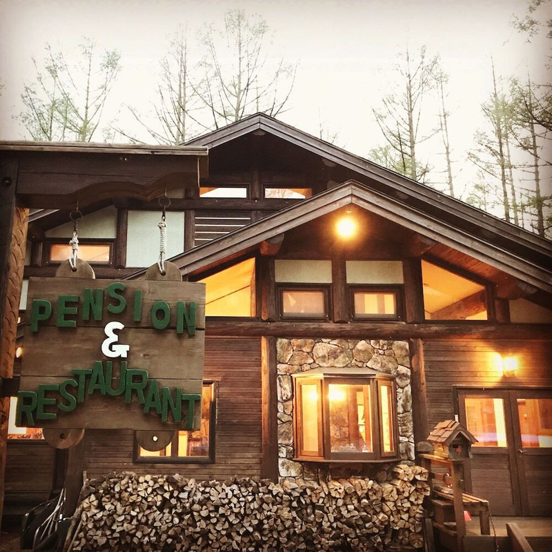 施設の正面 (日没後)