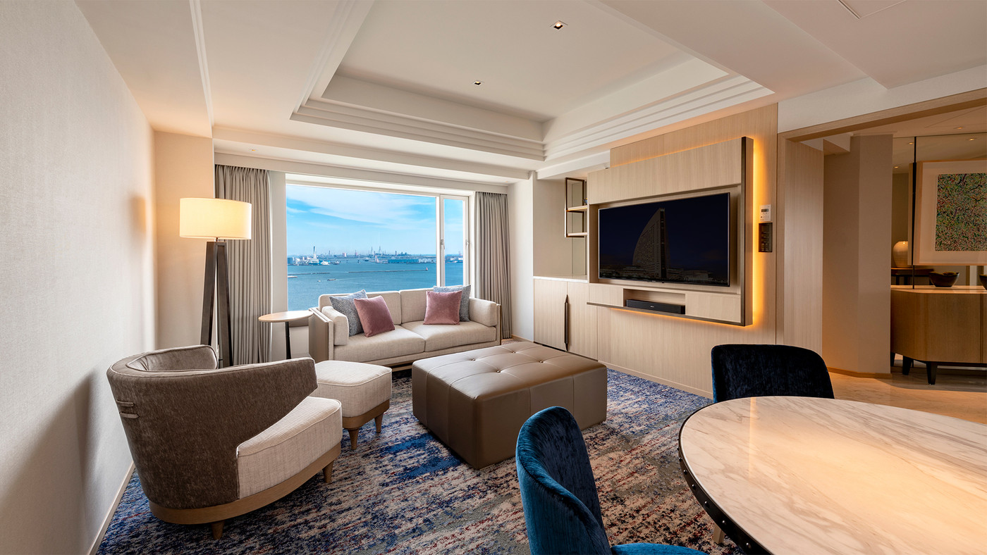 夜景を見ながらルームサービスでおこもり女子会3719369