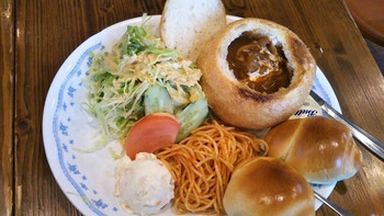 「新橋ベーカリー 新堀店」 料理 80472461 パン食べ放題をつまみ始めたら…来た♡
ビーフシチューが♡パンをくり抜いたもの(•ㅂ•)و思ったより大きい