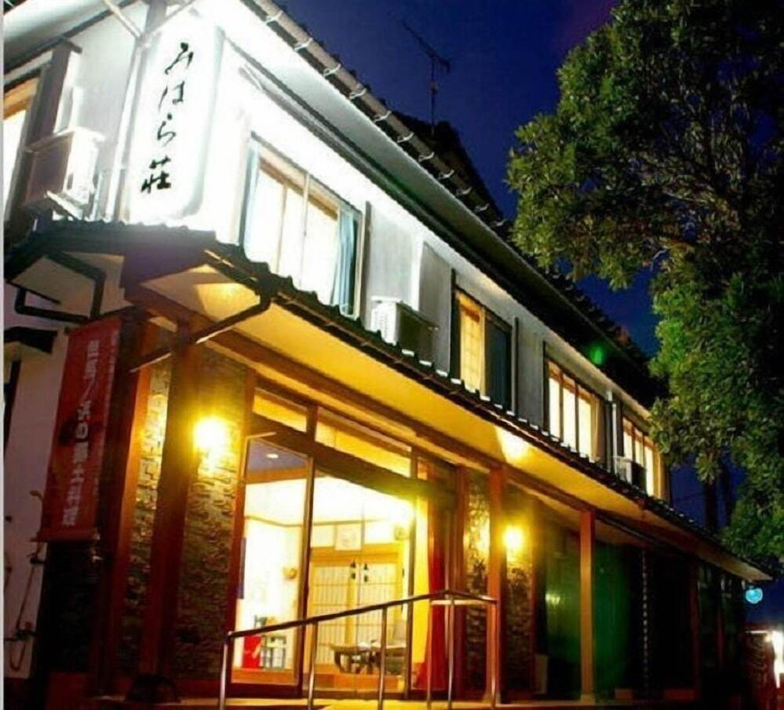 施設の正面 (日没後)