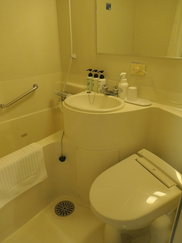 バスルームは浴槽が狭くて深いタイプ