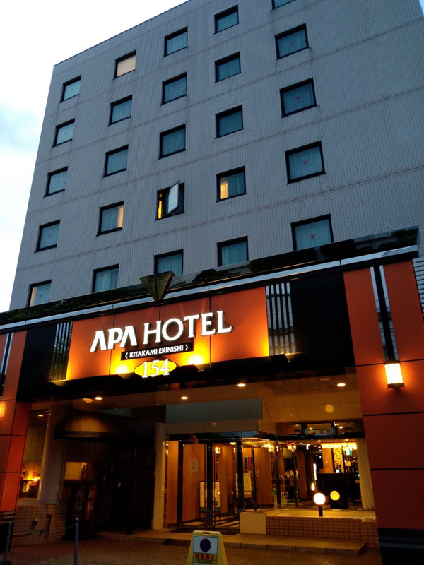 車で行くと、かなり狭い道を進まなくてはいけなあい