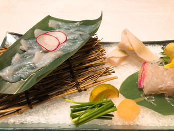 「文珠荘 松露亭」 料理 147327250 左の河豚と中央奥のブリ大根は特に印象的！