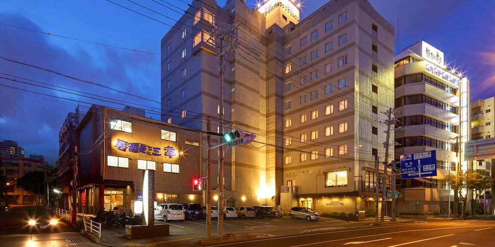 施設の正面 (日没後)