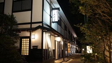 施設の正面 (日没後) / 1