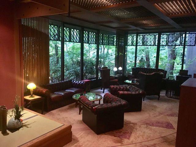 クラシカルで美しい
ラウンジにうっとり / 1