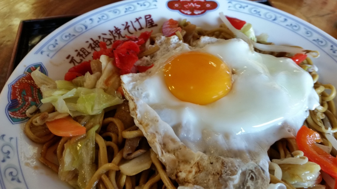 「元祖 神谷焼きそば屋」料理 76528 目玉焼きに福神漬が横手やきそばですね～♪