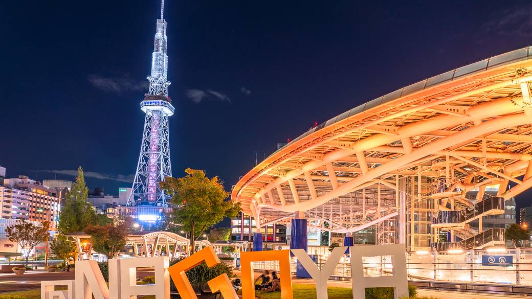 夜の栄の街並み / 1