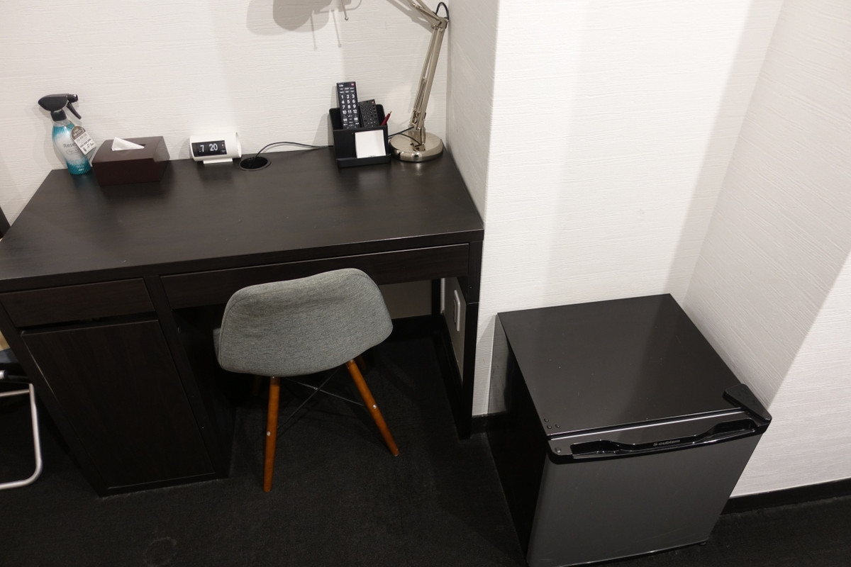 使えるサイズのデスクとちょっと中が狭い冷蔵庫