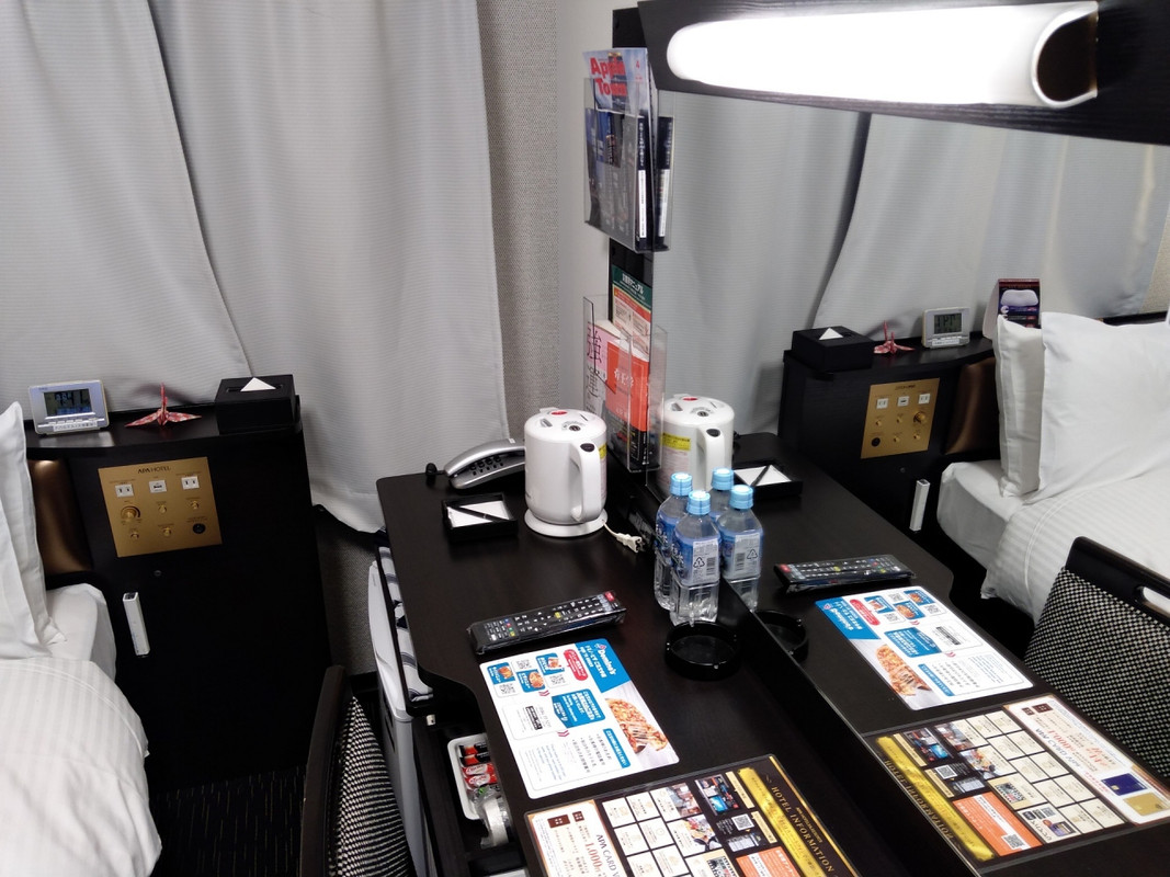 デスク。2人利用だとちょっと狭いか?でも窮屈さは感じなかった