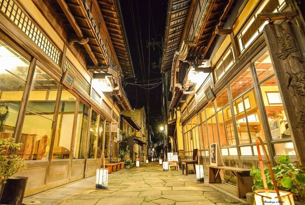 施設の正面 (日没後)