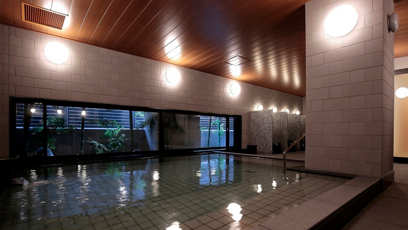 坪庭を眺めリラックス。セキュリティ万全の大浴場4008677