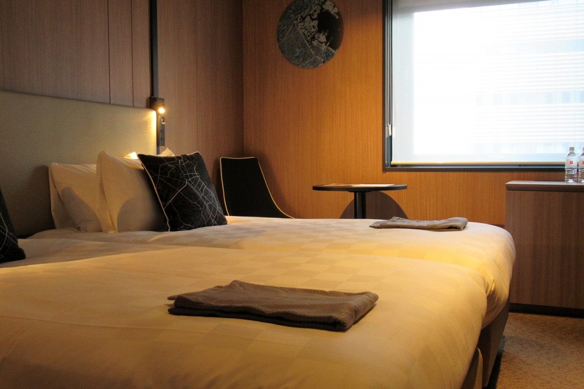 壁には横浜港のプレート