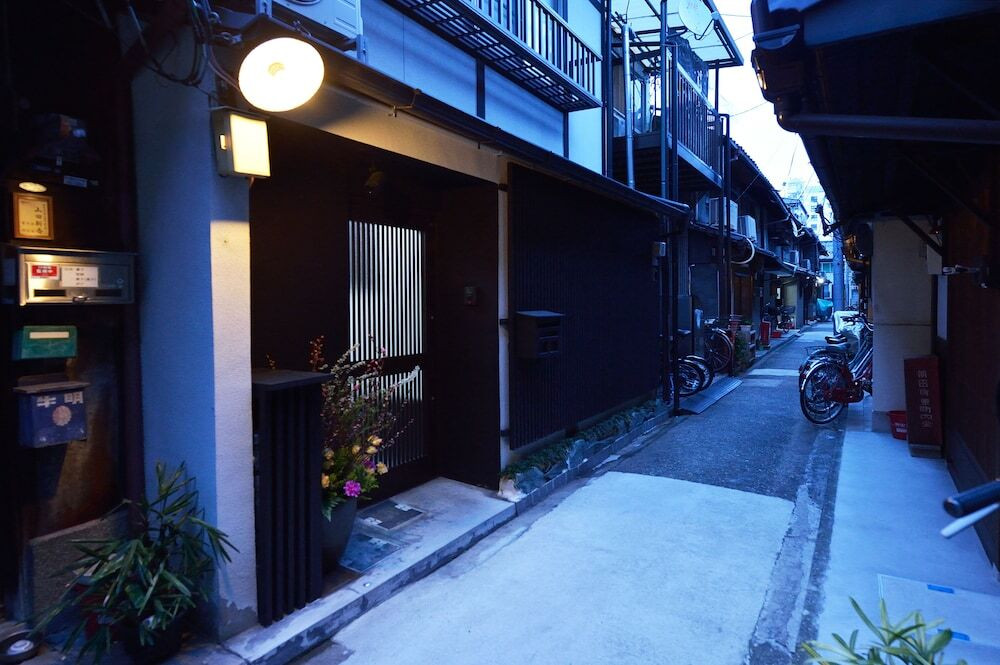 施設の正面 (日没後)