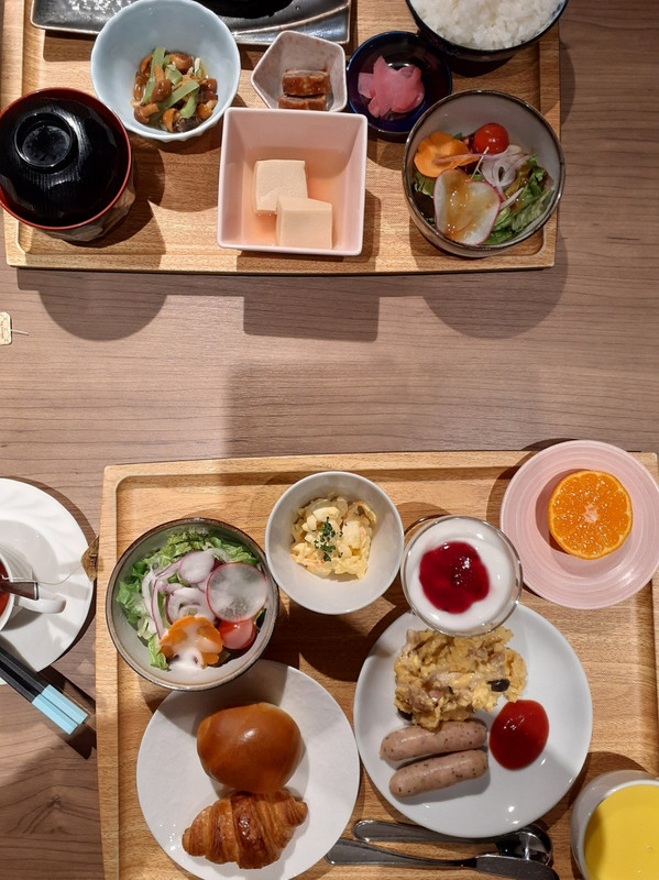 朝食、パンはふかふかでした。