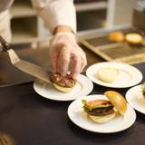 目の前で作ってもらえるバーガー / 3