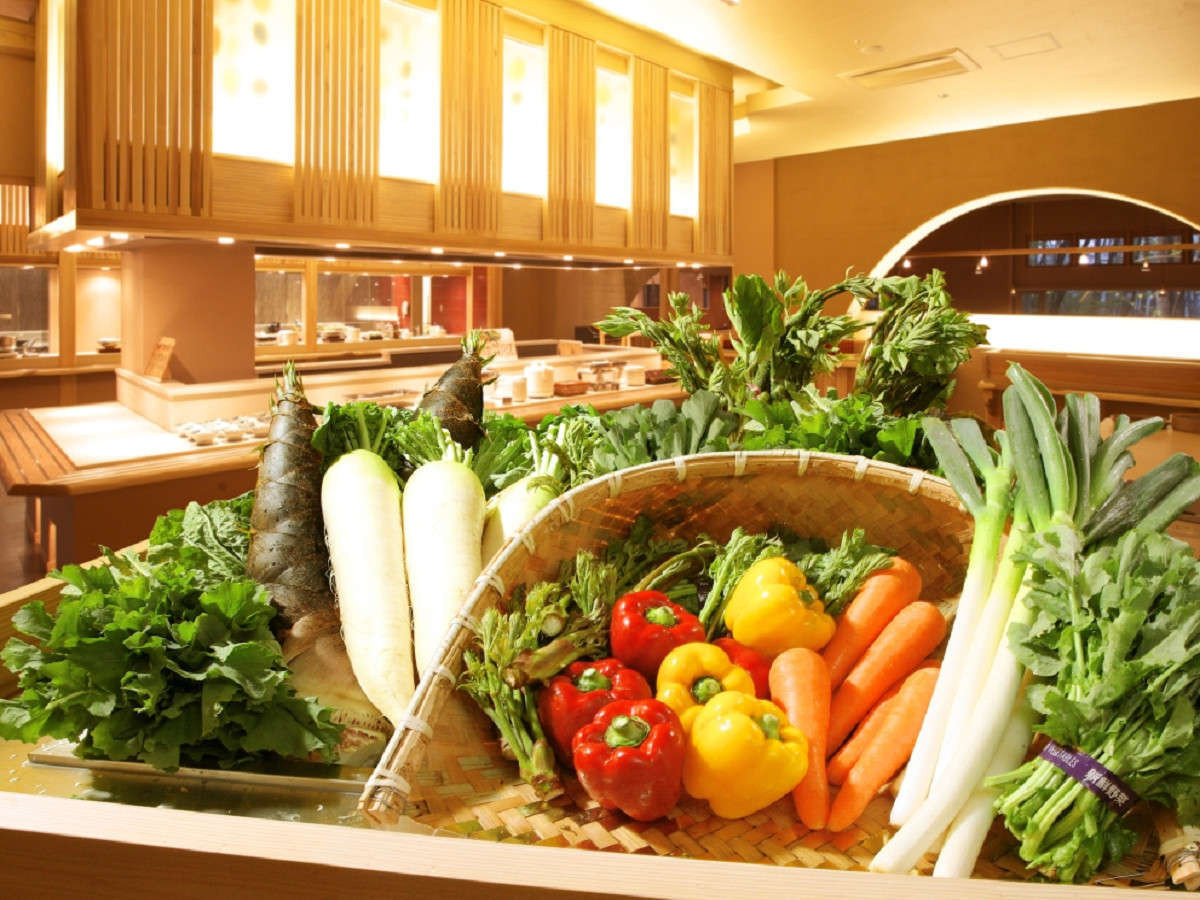 「ホテル天坊」 内観 50788474 バイキング会場“旬の坊”地元野菜がお出迎え