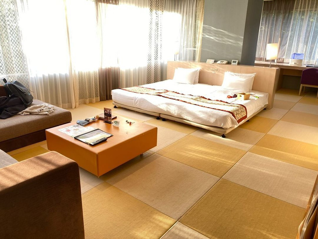 ロビー＆キッズフロアの「ファミリーコーナー」。畳敷きで小さい子連れでも安心。