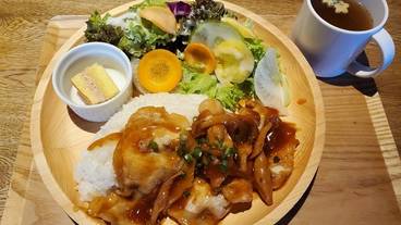 空のカフェ／プレート料理一例① / 3