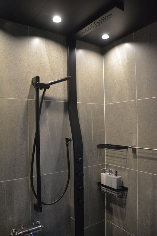 バスルームのシャワー