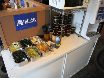 「花園蕎麦」内観 1000983 別の薬味コーナー