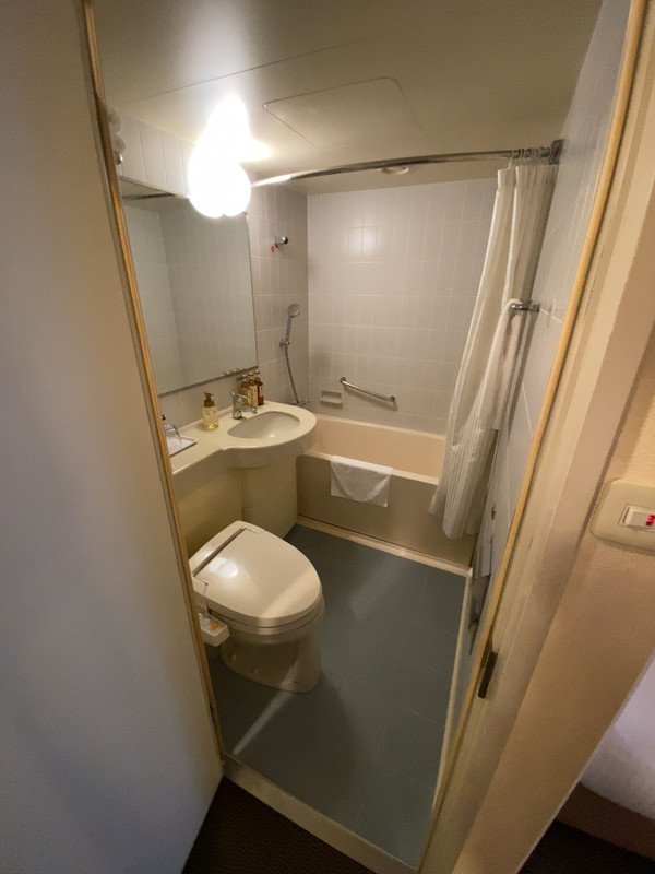 古さのためか、三点ユニットがやや広め。