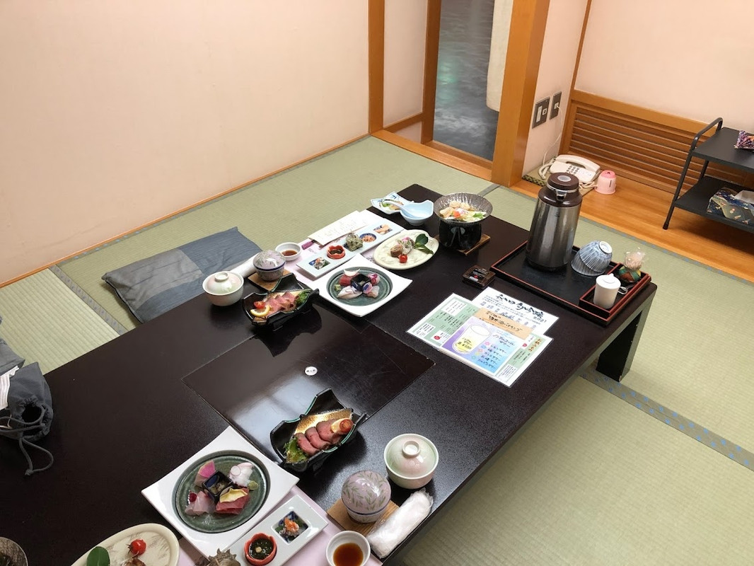 夕食：後に揚げ物・焼き物・蒸し物・デザートなどが来ました。