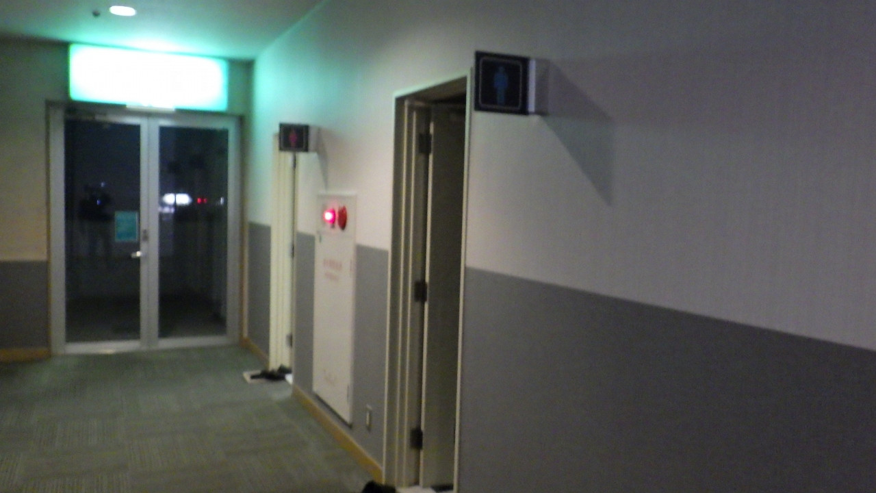 共同トイレでは、トイレットペーパーなし、予備品もなし。