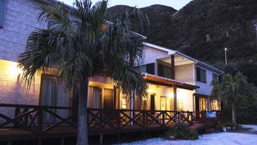 施設の正面 (日没後) / 3