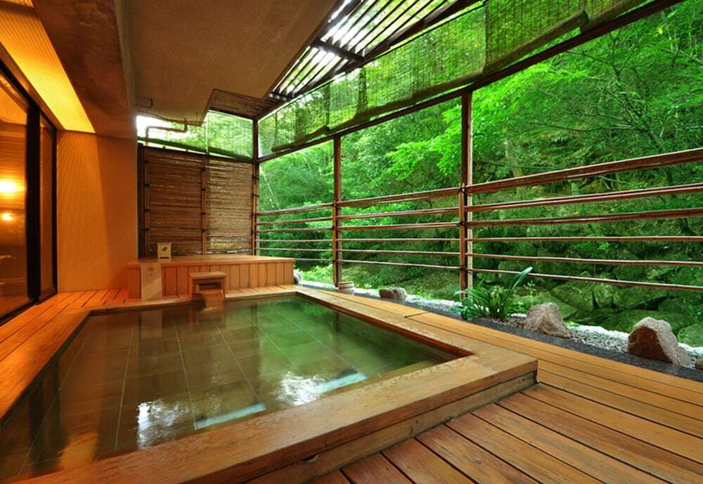 自然を眺めながらお肌つるつるの温泉を堪能4007721