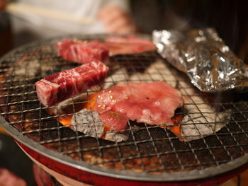 「牛繁 学芸大学店」料理 992295 焼いてるよー