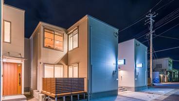 施設の正面 (日没後) / 2