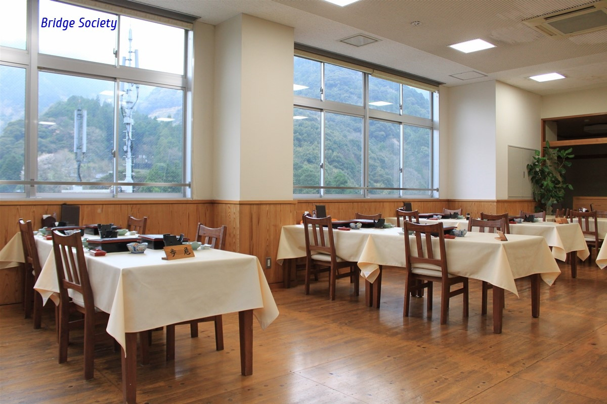 食事処　立ち上がらないと峡谷も鉄橋も見えません。